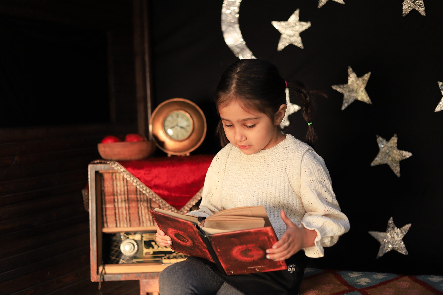 کودک در فضای عکاسی شب یلدا در مهدکودک