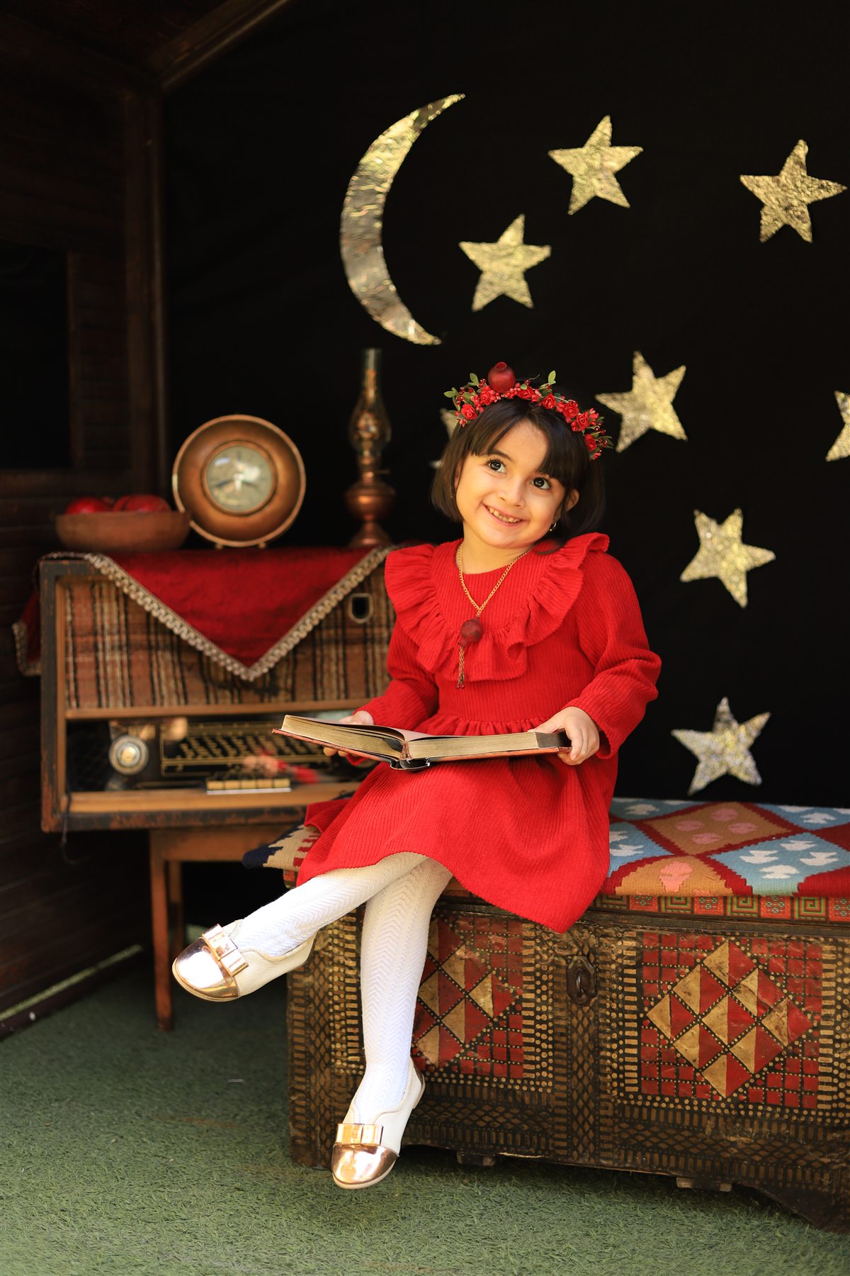 پرتره نشسته کودک با لباس قرمز شب یلدا